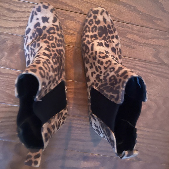 A new day leopard healed booties, size 8. - Picture 2 of 3